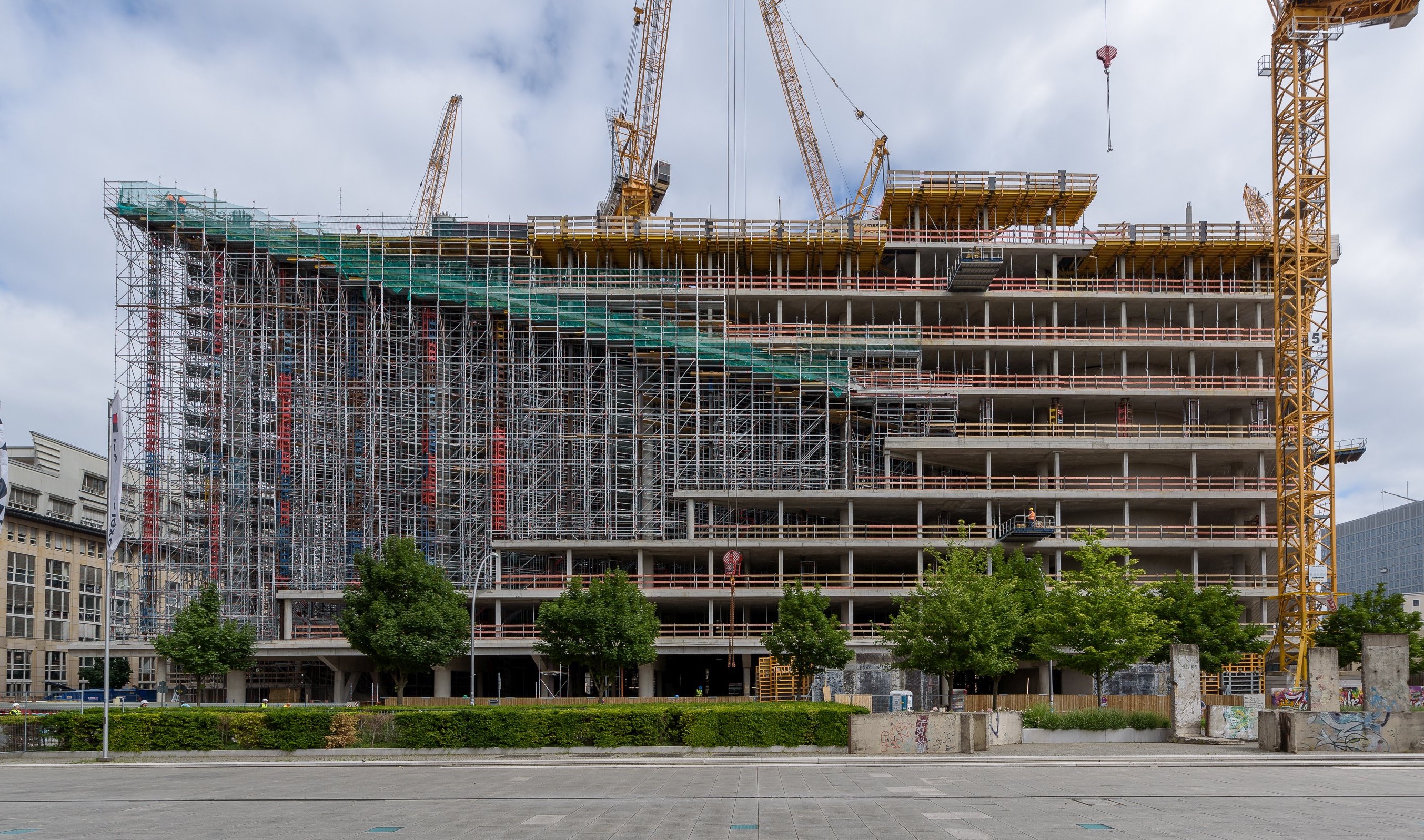 Foto vom Axel-Springer-Neubau. Zu sehen ist eine Baustelle die das neue Bürogebäude schafft. 
