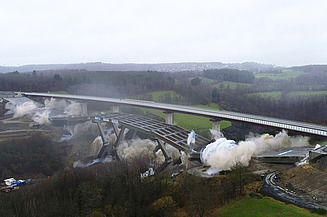 Foto von der Sprengung der A 45-Talbrücke in Rinsdorf