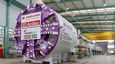Foto der Tunnelvortriebsmaschine bei der Werksabnahme im Jänner 2024.