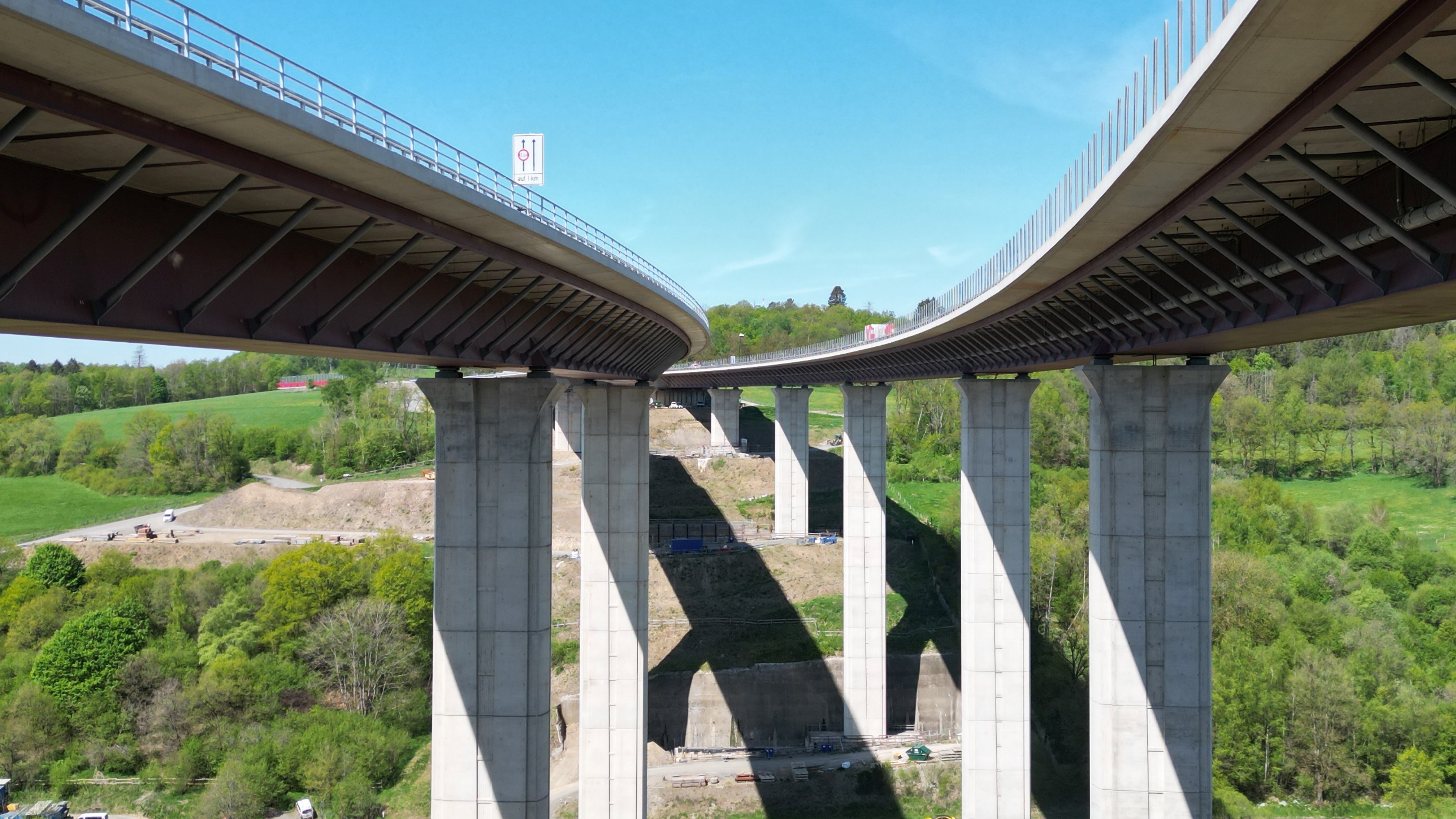 Beton Pfeiler auf denen eine Autobahnbrücke verläuft