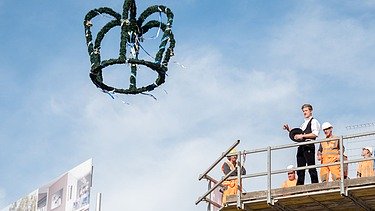 Foto von ZÜBLIN-Bauleiter und Zimmermannsgeselle bei der Verlesung des traditionellen Richtspruchs.