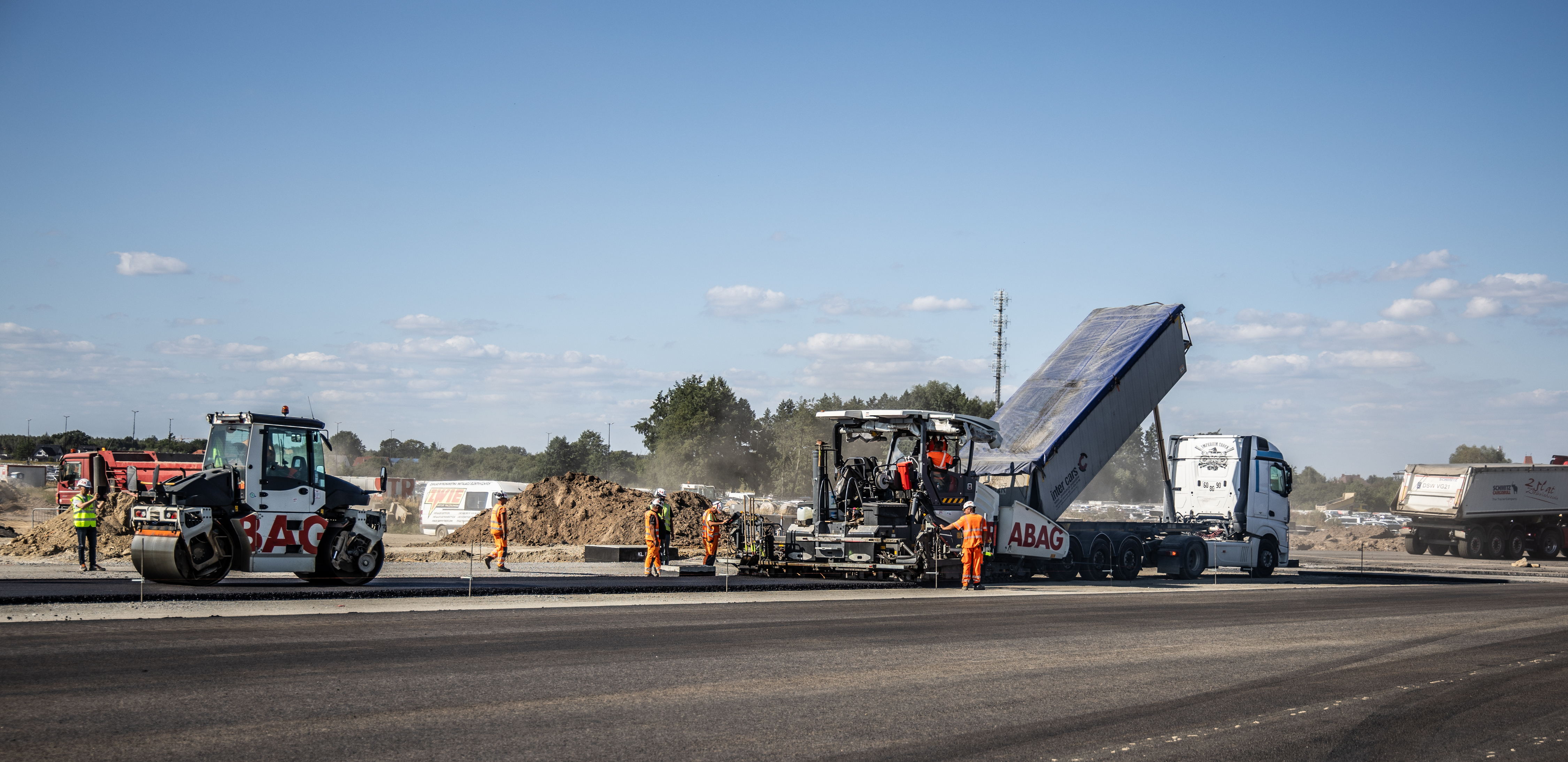 Im Zuge der Bauarbeiten werden 240.000 m² Asphalt und 110.000 m² Beton eingebaut.