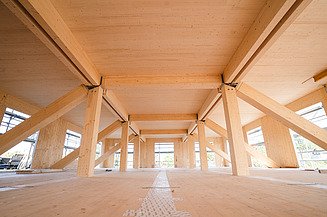 Foto von inneren einer Baustelle, die mit Holz verkleidet ist.   