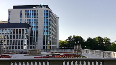 Foto von einem neuen Hotelkomplex bei blauem Himmel