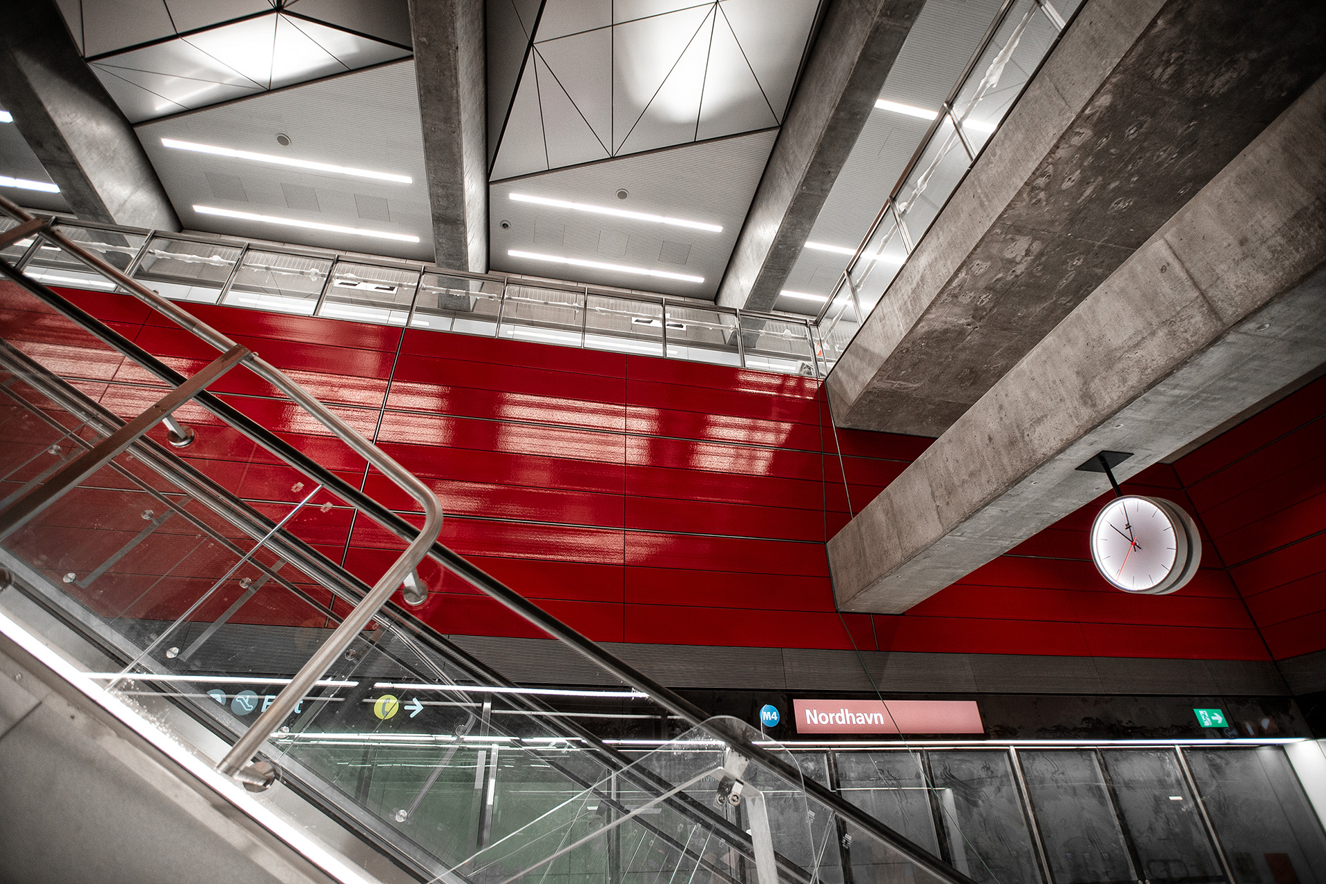 Foto von einer Rolltreppe mit einer bunten Wand.                