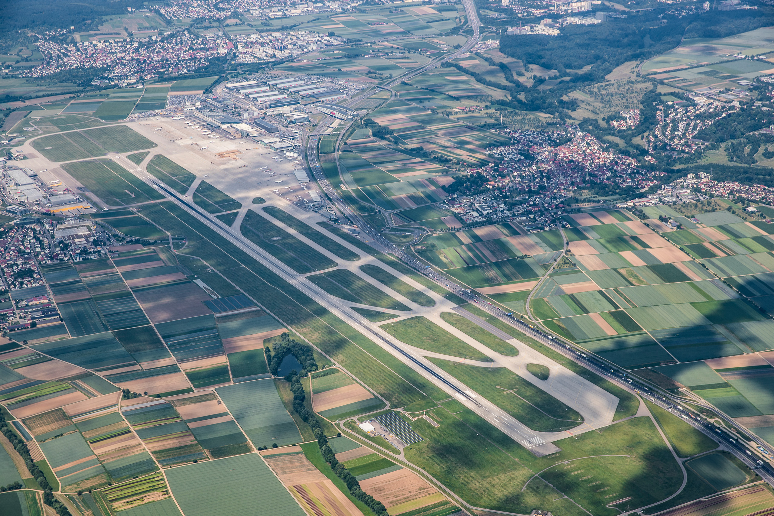 Luftbild der Runway vom Flughafen Stuttgart