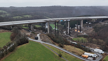 Das Bild zeigt die  A 45-Talbrücke Rinsdorf vor der Sprengung