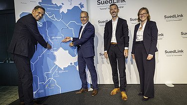 Foto von Niedersachsens Ministerpräsident Olaf Lies, TransnetBW-Geschäftsführer Dr. Werner Götz, TenneT-Geschäftsführer Tim Meyerjürgens und Einbecks Bürgermeisterin Sabine Michalek. 