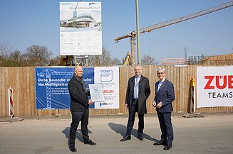 Foto vom überreichen des Vorzertifikat der 