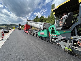 Foto von einer Asphaltbaumaschine bei der Arbeit