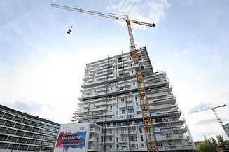 Foto vom Taborama Hochhaus, davor steht ein Kran