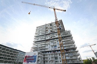Foto vom Taborama Hochhaus, davor steht ein Kran