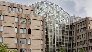 Foto von einem Haus mit einer großen Glasfront. 