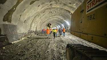 Foto von einer Tunnelröhre in der mehrere Personen durchspazieren