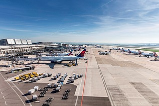 Foto eines Flughafens mit einigen, parkenden Flugzeugen