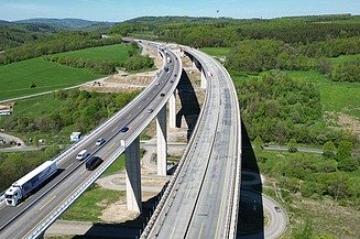 Autobahnbrücke, die über ein Feld verläuft