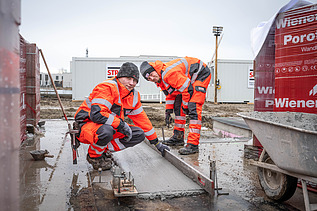 Foto von STRABAG Lehrlingen bei der Arbeit