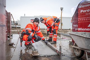 Foto von STRABAG Lehrlingen bei der Arbeit