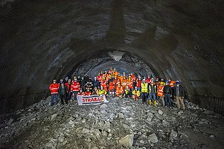 Foto von mehreren Personen bei einem Tunneldurchstich