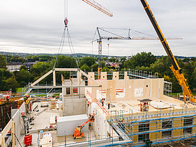 Foto von einer Baustelle auf dem der Campus der Universität Witten-Herdecke entsteht, im alltäglichen Baugeschäft.  