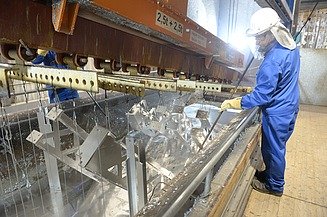 Foto von der Fertigstellung von Stahlelemente für eine Brücke.   