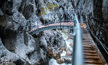 Foto von einer Brücke die durch eine Schlucht führt.  