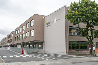  Foto vom neuen Hauptgebäude des Berufsbildungswerks Johanneskirchen