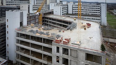 Foto vom Bau der Universität Bielefeld.  