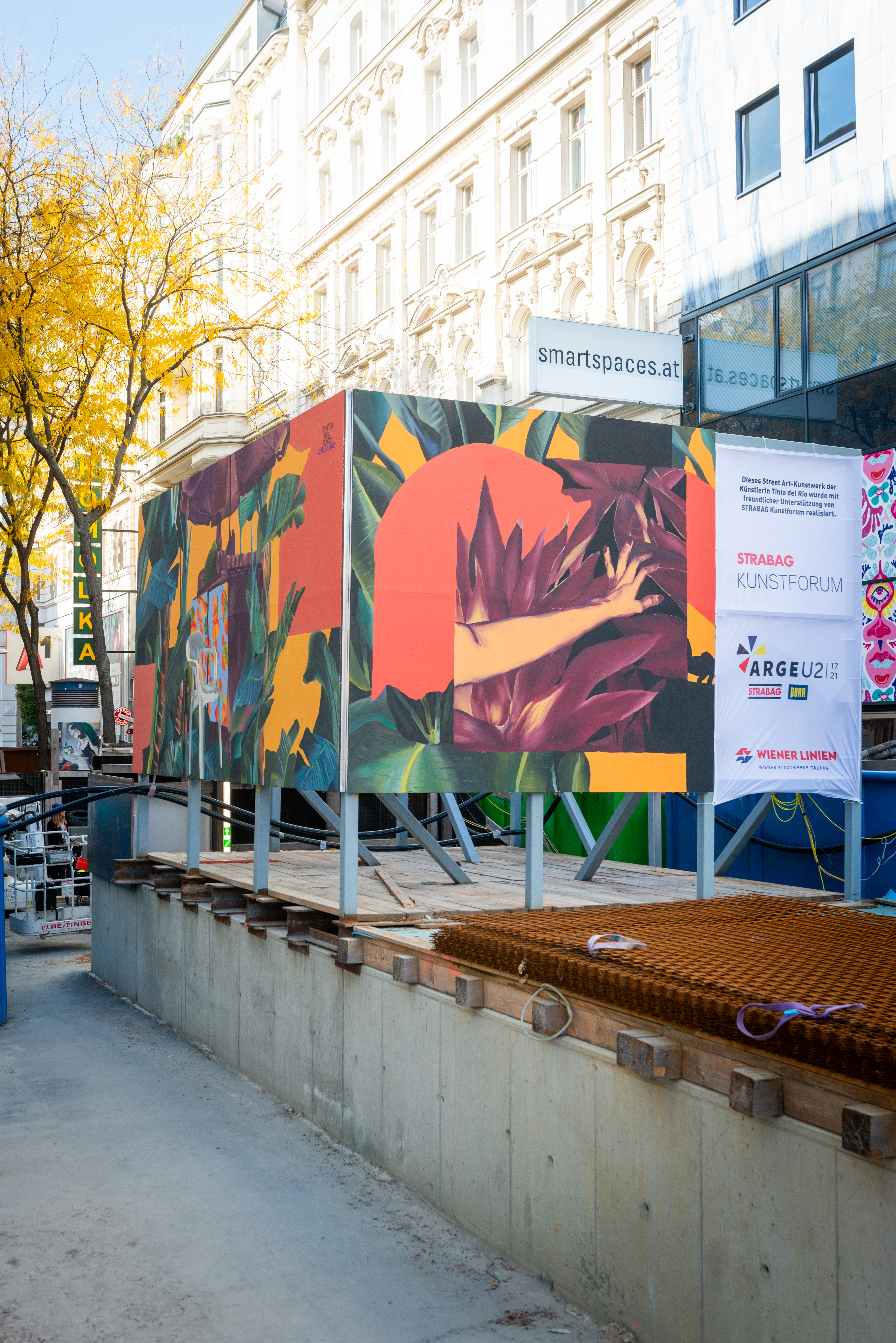 Foto von einer Baustelle, die mit einem Kunsttransparent umhüllt ist