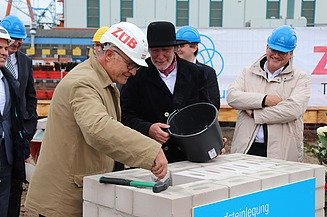 Foto von Stephan Keinath bei der Grundsteinlegung. 