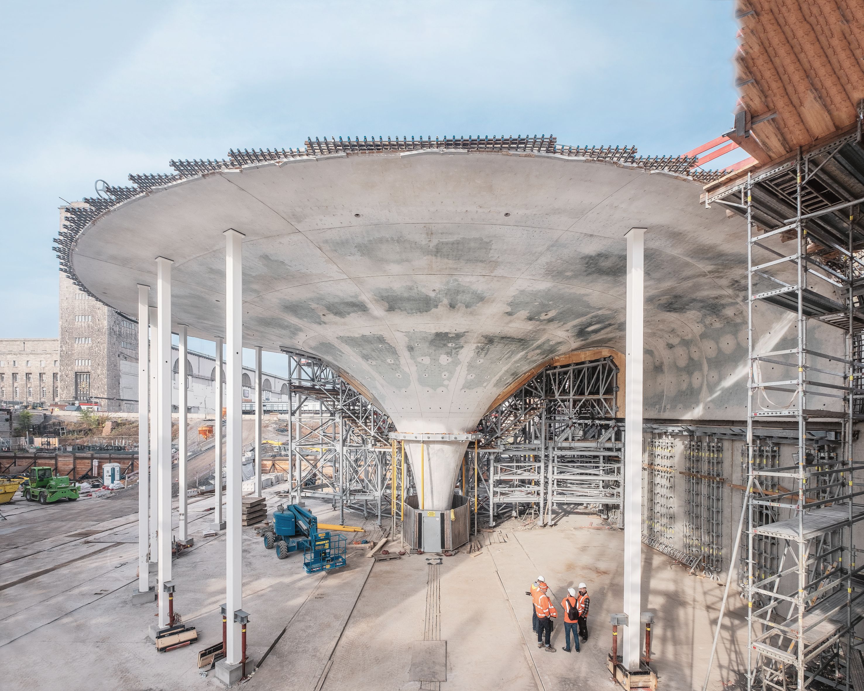 Ein  Foto mit der Baustelle die Bahnsteighalle des neuen Stuttgarter Tiefbahnhofs mit betonierte Kelchstütze.