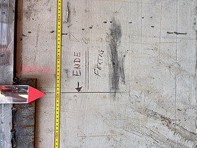 Beton Pfeiler mit einem Maßband