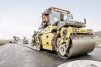 Foto einer Walze, bei Arbeiten auf einer Straße