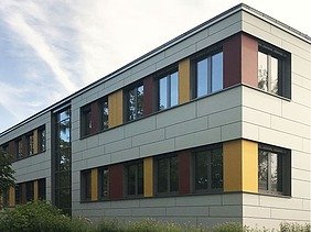 Foto von einer Schule von außen.
