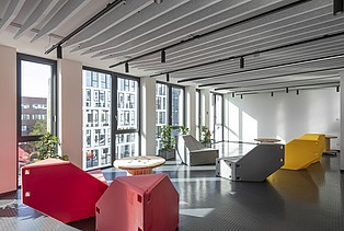 Foto vom Neubau des Innovation Center am ZÜBLIN-Campus in Stuttgart von innen. Zusehen ist ein moderner Pausenraum.