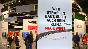 Foto von einem Roll-Up, das vor einem Messestand steht