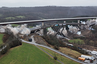 Das Bild zeigt die  A 45-Talbrücke Rinsdorf bei laufender Sprengung