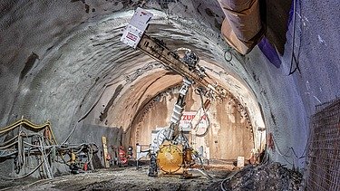 Foto vom Tunnelbau, mit einer große Maschine.  