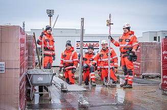 Foto eines STRABAG-Lehrlingsteams