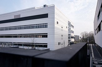 Foto von einem weißen Bürogebäude von der Seite.     