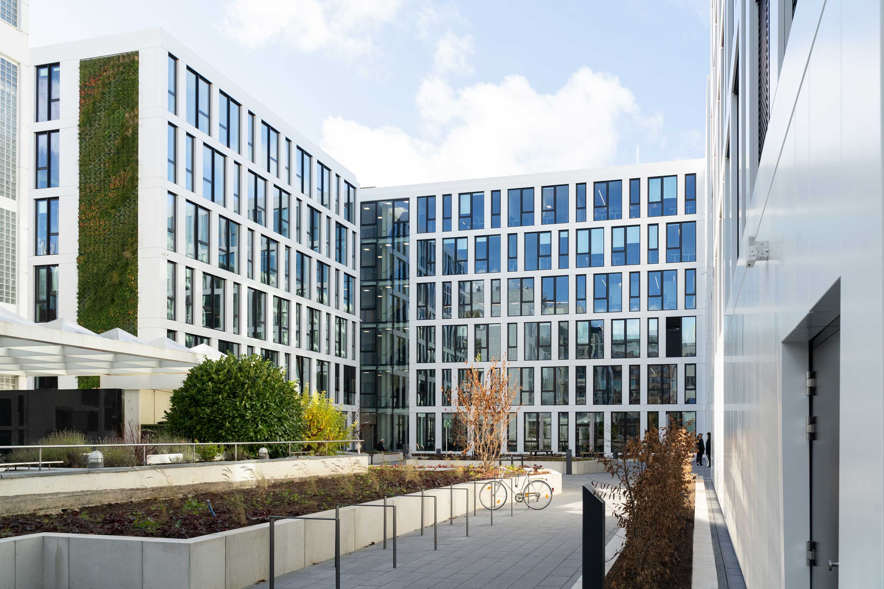 Das Foto zeigt das Innovation Center am Standort in Stuttgart mit einer bepflanzten Hauswand und dem Innenhof des Gebäudes. 