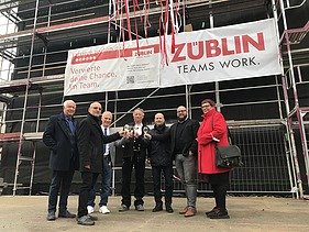 Foto von mehren Personen beim Anstoßen nach dem Richtstoß. 