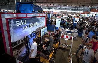 Foto von mehreren Personen vor einem Messestand