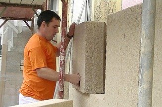 Photo of a craftsman laying wall panels