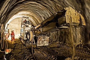 Foto von Tunnelarbeiten, eine Maschine transportiert Material nach draußen