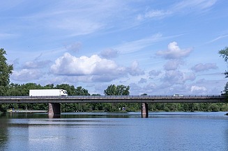 Foto einer Brücke über einen Fluss