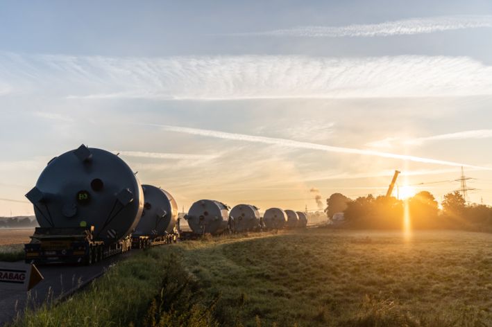 Foto von mehreren Filterkesseln für die neue Trinkwasseraufbereitungsanlage bei untergehender Sonne