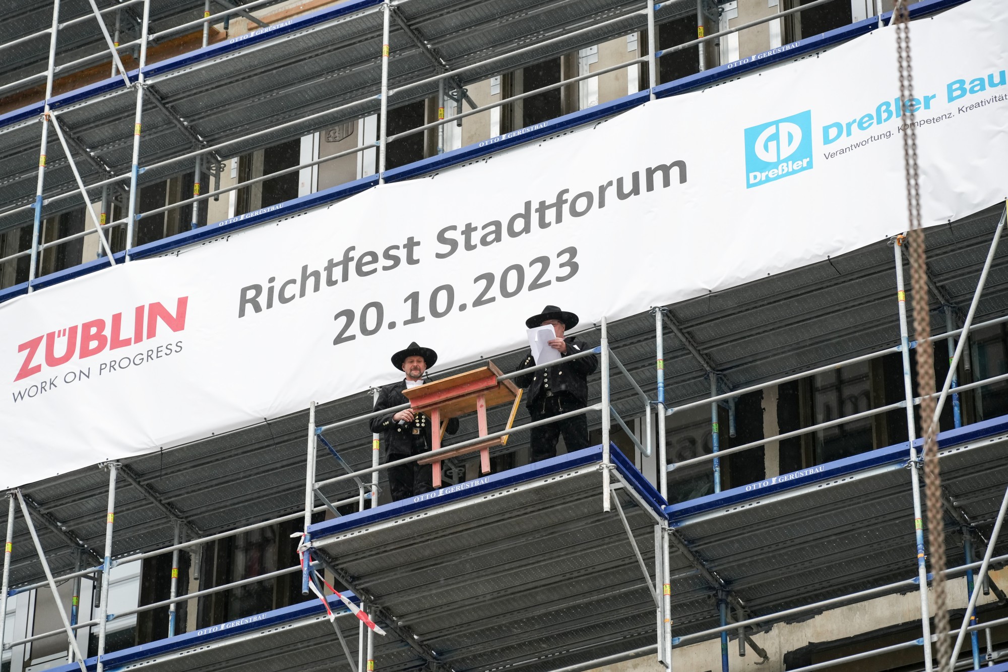 Foto von einer Rede auf einem Gerüst. 
