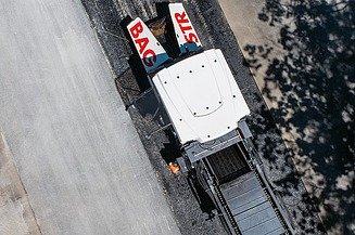 Maschine, die Asphalt verlegt aus Vogelperspektive