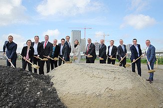Foto von mehreren Personen beim Spatenstich der Bietergemeinschaft mit der Stadt Wien